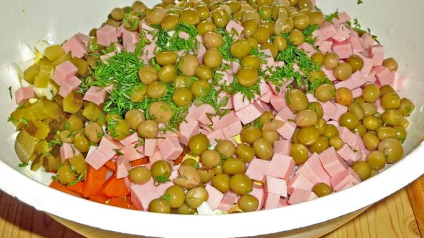 оливье классический с солеными огурцами