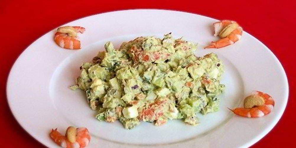 Рецепт оливье с креветками, авокадо и домашним майонезом