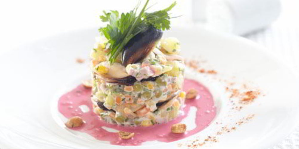 Рецепт оливье с мидиями под свекольным соусом