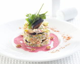 Оливье с мидиями под свекольным соусом