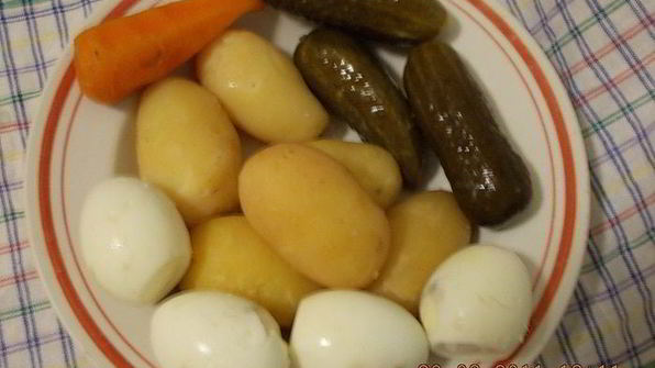 оливье с морковью, бужениной и зеленым луком