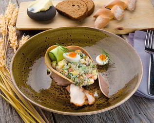 Оливье с печеным картофелем, курицей и говяжьим языком