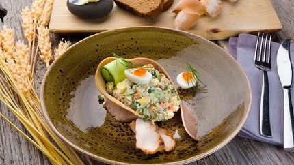 Оливье с печеным картофелем, курицей и говяжьим языком