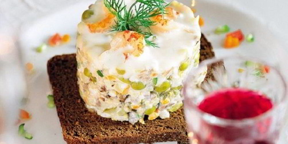 Рецепт салата оливье с копченой курицей и креветками