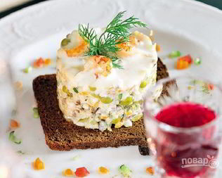 Салат Оливье с копченой курицей и креветками