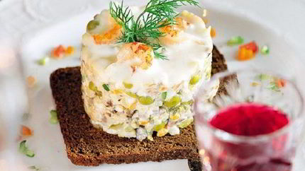 Салат Оливье с копченой курицей и креветками