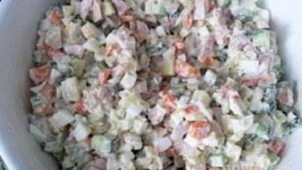 салат оливье с копченой курицей и креветками