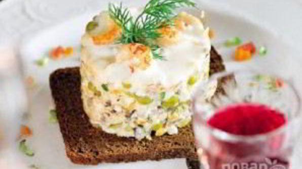 салат оливье с копченой курицей и креветками