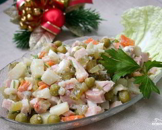 Салат Оливье с копченой курицей