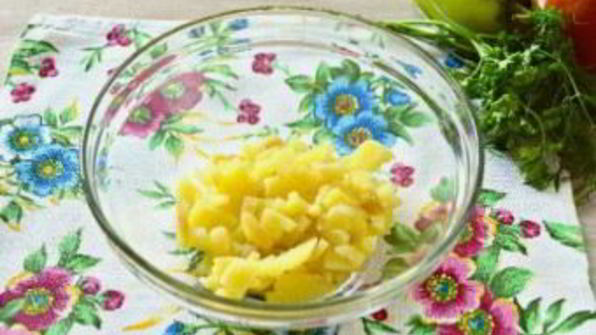 салат в виде петуха оливье