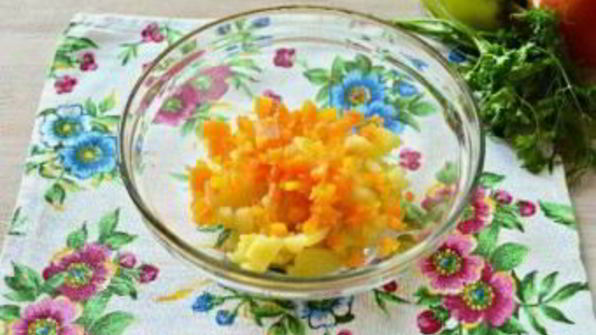 салат в виде петуха оливье