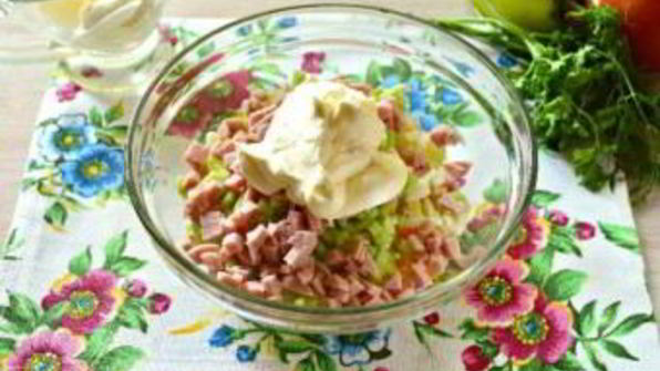 салат в виде петуха оливье