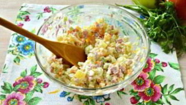 салат в виде петуха оливье