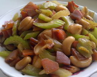 Острый салат из сельдерея с кешью