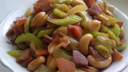 Острый салат из сельдерея с кешью