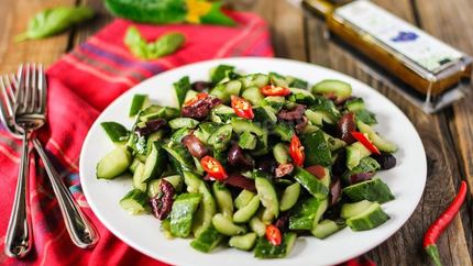 Салат битые огурцы