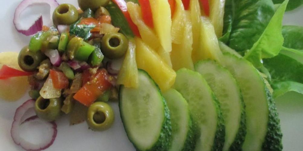 Рецепт салата фруктово-овощного с пряным соусом