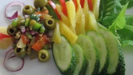 Салат фруктово-овощной с пряным соусом