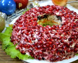 Салат Гранатовый браслет с грибами и курицей