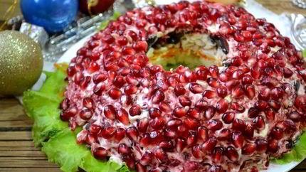 Салат Гранатовый браслет с грибами и курицей