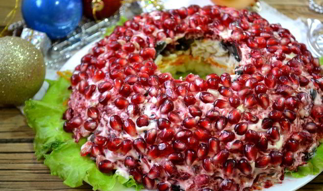 Салат Гранатовый браслет с грибами и курицей