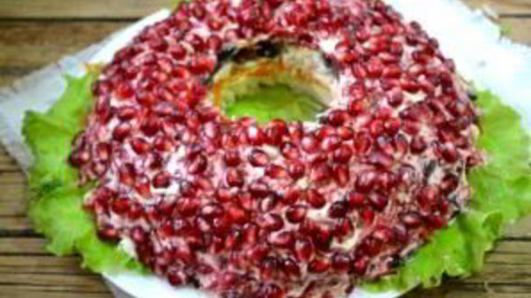 салат гранатовый браслет с грибами и курицей