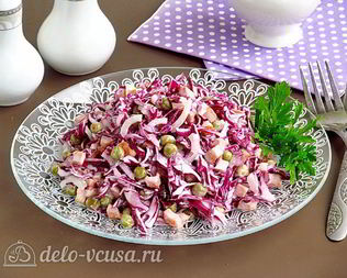 Салат из краснокочанной капусты с колбасой