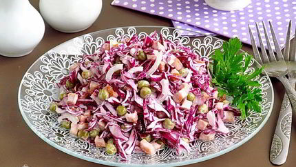 Салат из краснокочанной капусты с колбасой