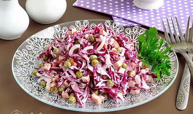 Салат из краснокочанной капусты с колбасой