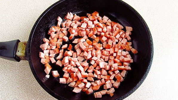 салат из краснокочанной капусты с колбасой