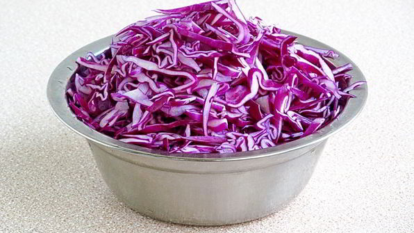 салат из краснокочанной капусты с колбасой