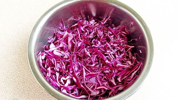 салат из краснокочанной капусты с колбасой