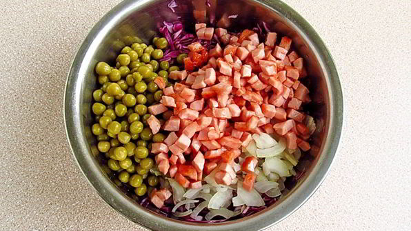 салат из краснокочанной капусты с колбасой