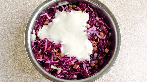 салат из краснокочанной капусты с колбасой