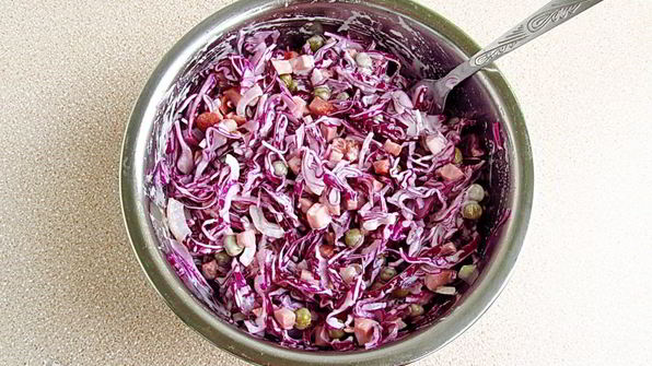 салат из краснокочанной капусты с колбасой