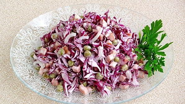 салат из краснокочанной капусты с колбасой