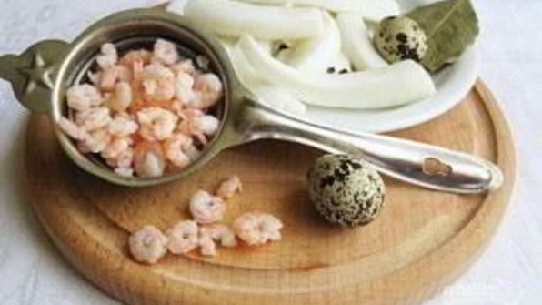 салат из креветок и кальмаров