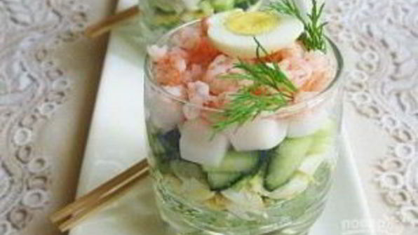 салат из креветок и кальмаров