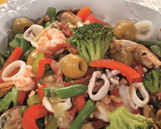 Салат из морепродуктов с овощами