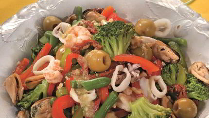 Салат из морепродуктов с овощами