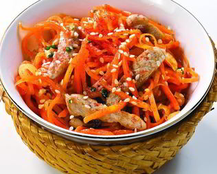 Салат из моркови со свининой