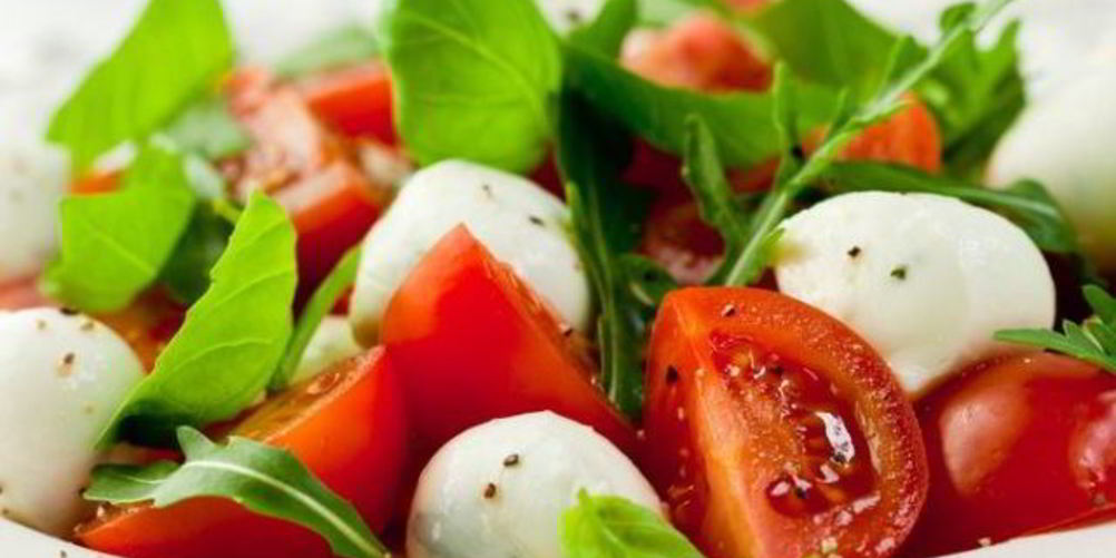 Рецепт салата из помидоров с моцареллой и рукколой
