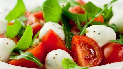 Салат из помидоров с моцареллой и рукколой