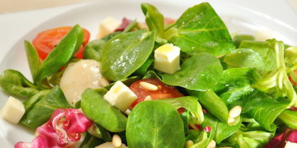 Рецепт салата корн с морскими гребешками, помидорами и моцареллой