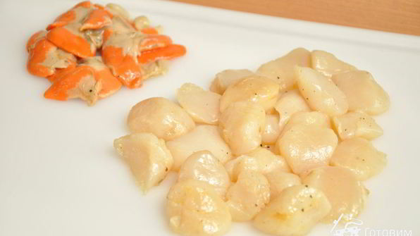 салат корн с морскими гребешками, помидорами и моцареллой