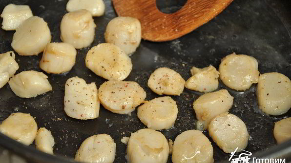 салат корн с морскими гребешками, помидорами и моцареллой