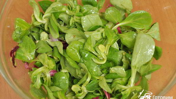 салат корн с морскими гребешками, помидорами и моцареллой