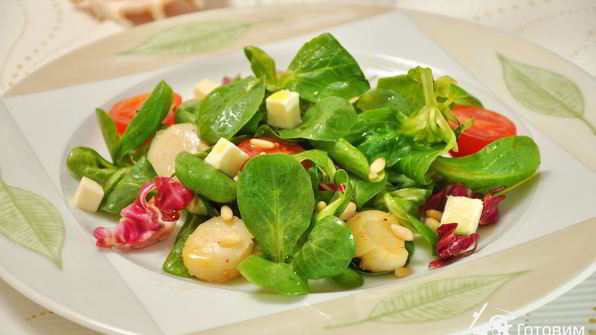 салат корн с морскими гребешками, помидорами и моцареллой