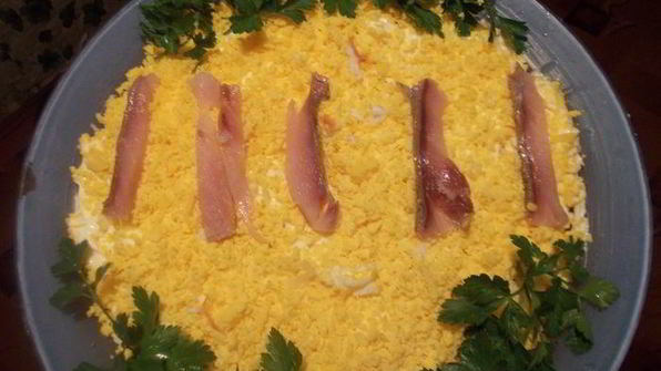 салат мимоза с копченой ставридой и яблоком