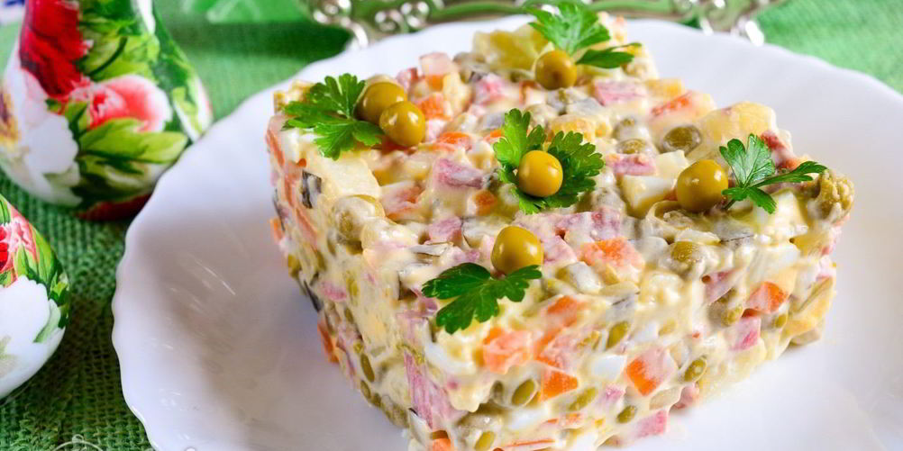 Рецепт салата московского с копченой колбасой